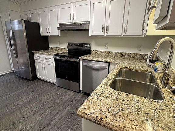 3rd image of 226 Woodcastle Dr