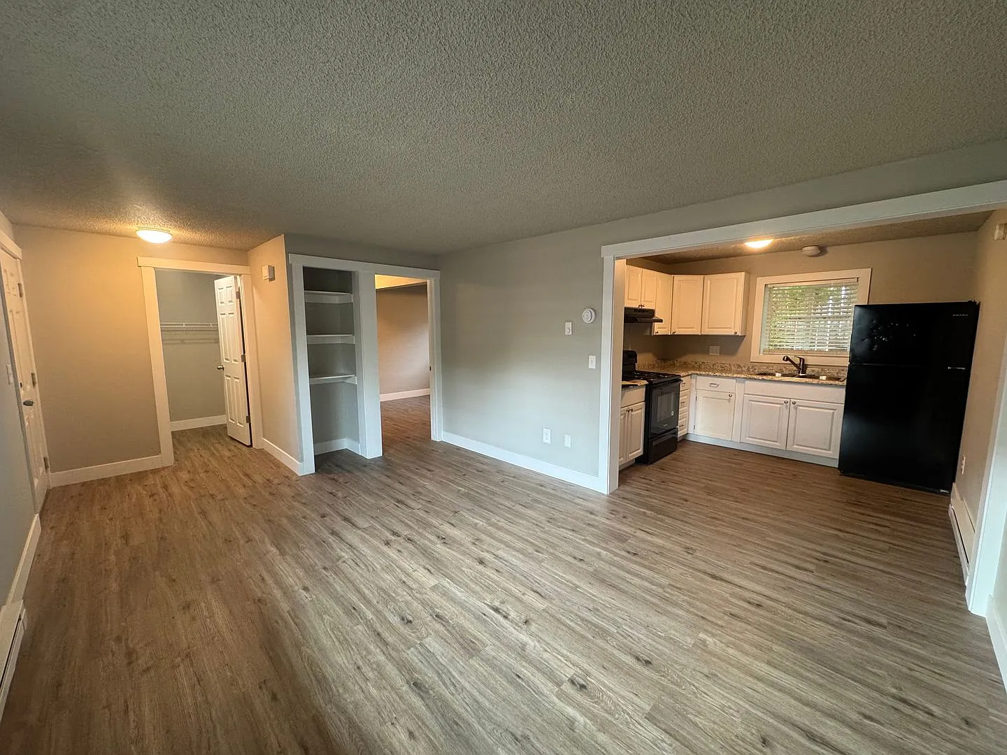 Cozy 2bd/1ba North West Apartment | On-Site Laundry | Pet Friendly | Off-Street Parking | Avail U... — Photo 4