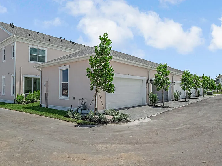 930 SW Prairie Ave — Photo 9