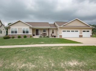 1601 Hoover Trail Cir SW, Cedar Rapids, IA 52404