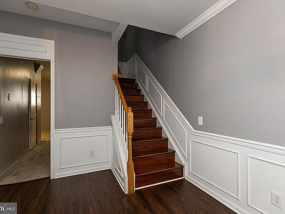 2nd image of 708 W Oakmeade Dr