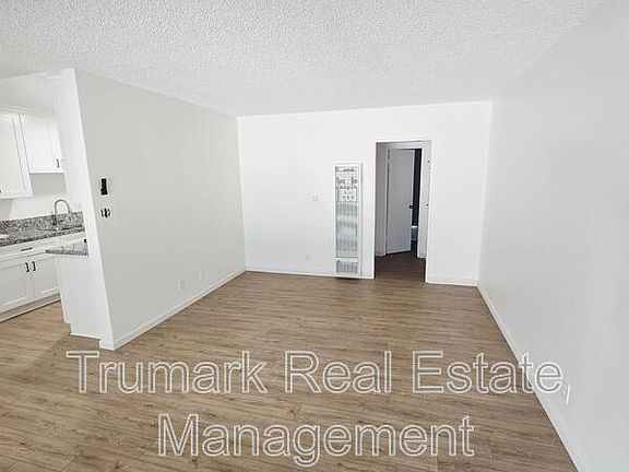 4th image of 470 Riverdale Dr APT 2