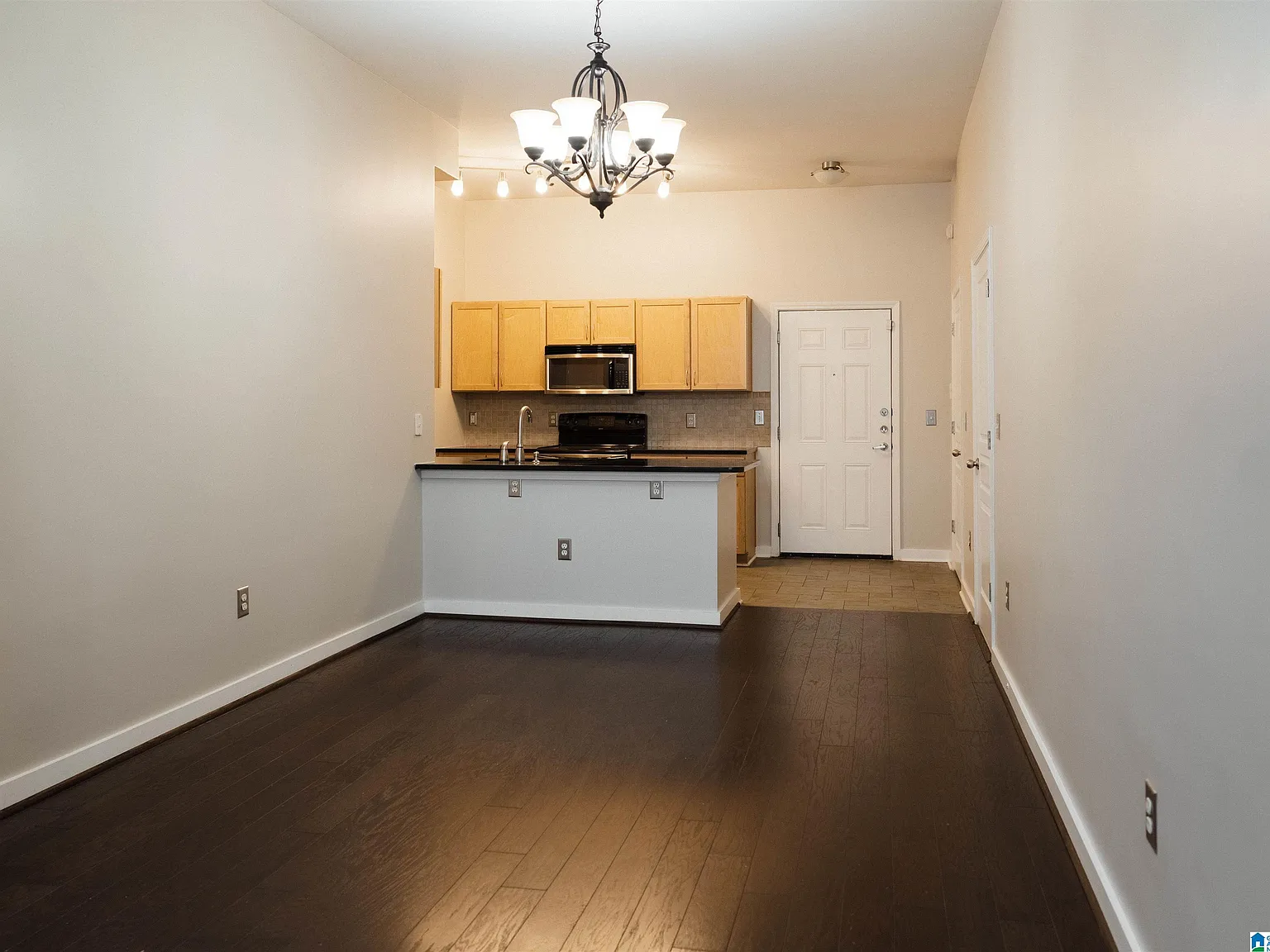 3 bed, 2.5 bath, 1600 sqft, $2,300 — Photo 3