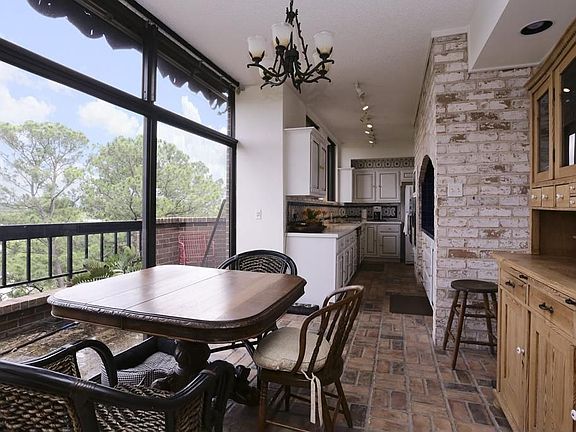 BREAKFAST ROOM WITH HEAVENLY TREE TOP VISTAS AND STEAMING SUNLIGHT.