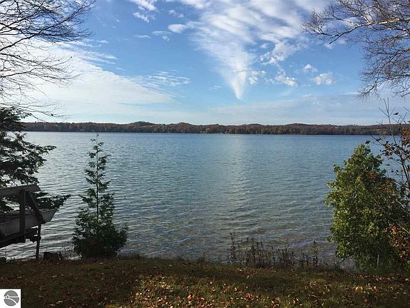 4th image of 3219 N Lake Leelanau Dr