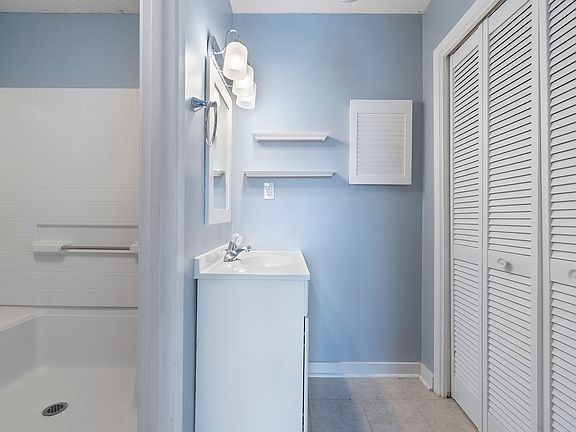 3rd image of 1100 Shoreline Dr APT 217