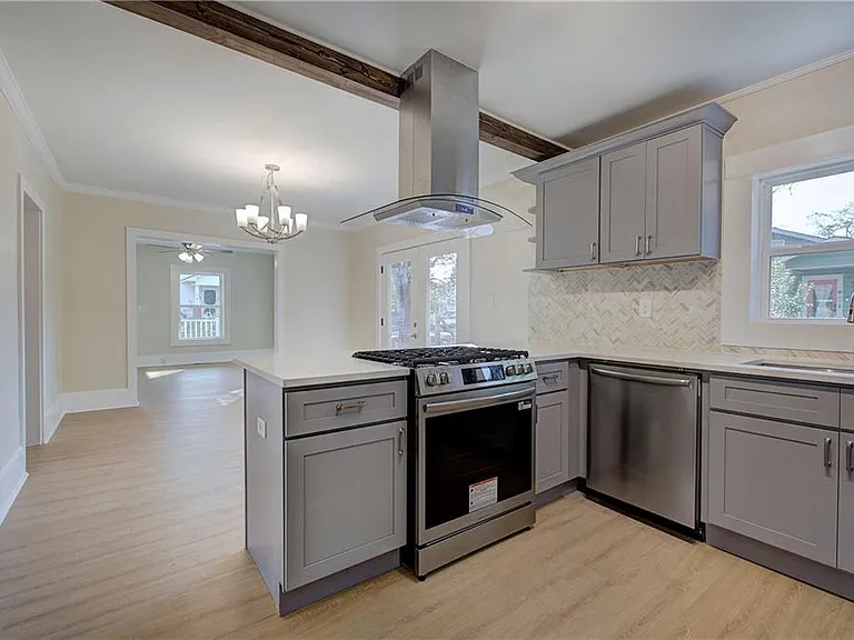 415 E 10th St SE — Photo 17