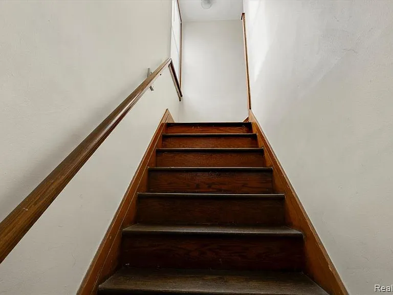 1413 Wayburn St — Photo 2
