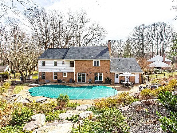 4th image of 8029 Old Dominion Dr