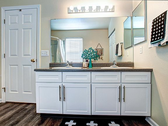 3rd image of 2947 Highbrook Cir