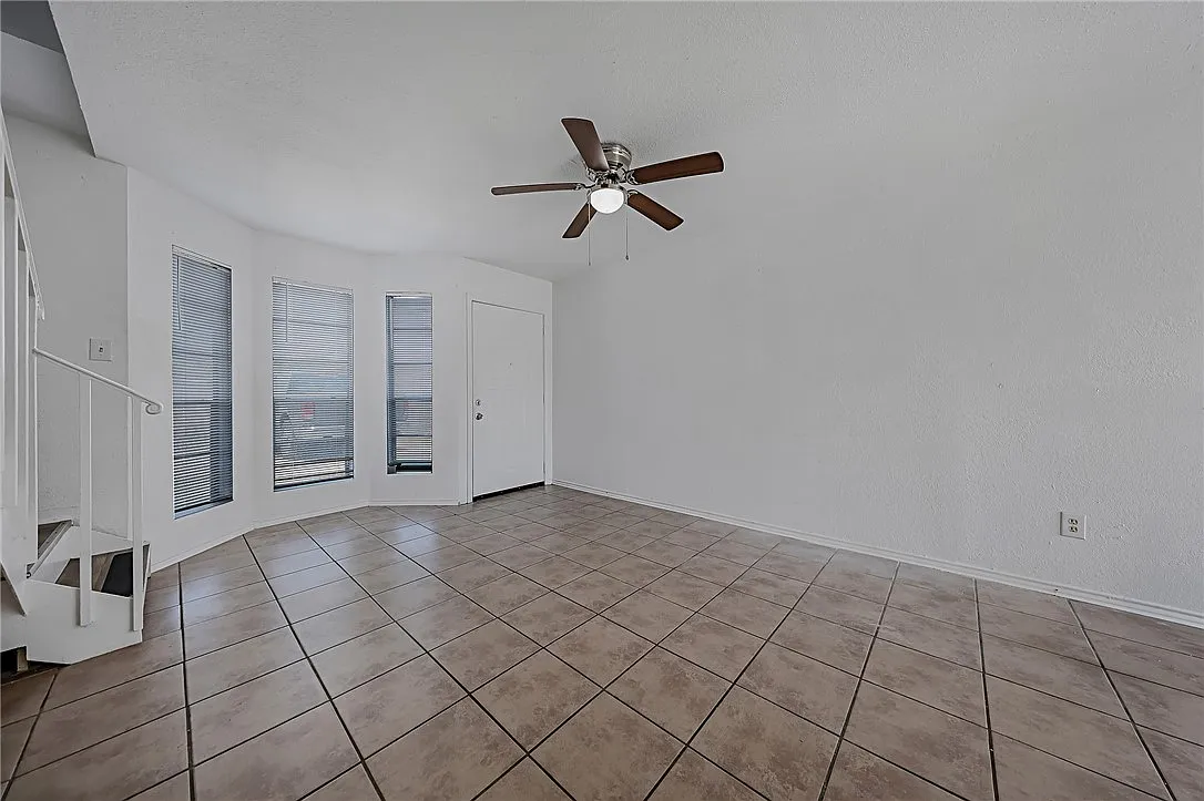 2 bed, 1.5 bath, 869 sqft, $1,295 — Photo 4