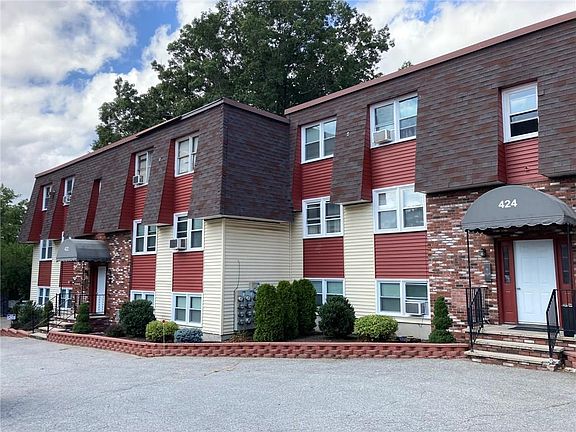 3rd image of 422 Smithfield Ave APT 2