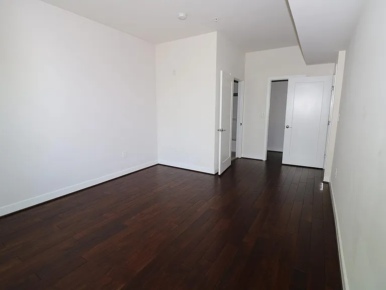 Main bedroom with ensuite and walk-in closet