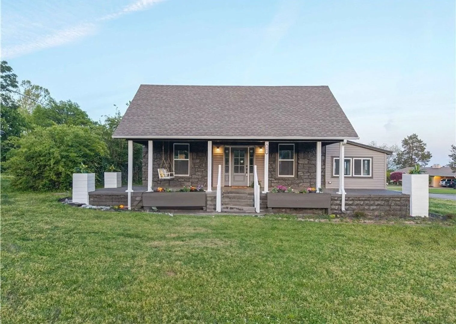 Quiet Comfort: Charming 3 Bed, 2.5 Bath Home in Van Buren — Photo 1