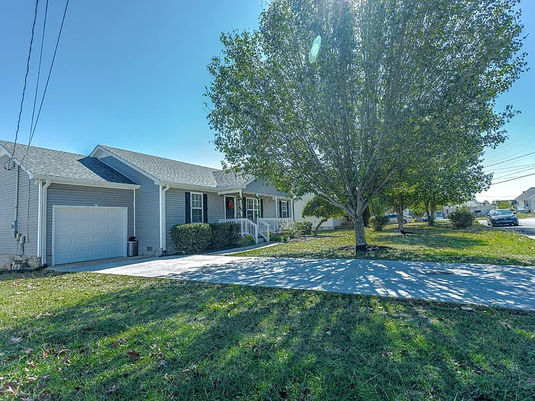 1175 Gardendale Dr — Photo 3
