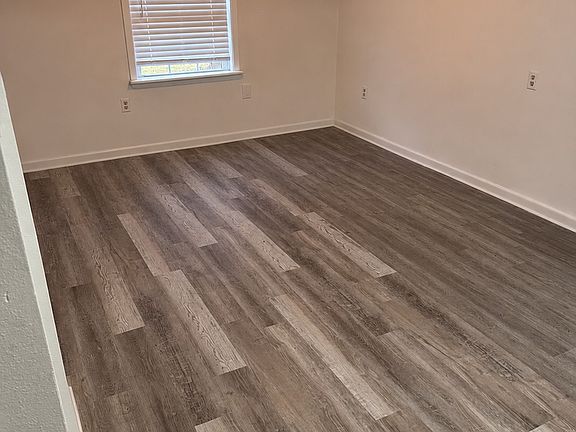 5th image of 609 Main St