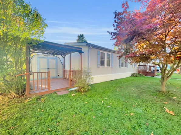 629 Turquoise Dr, Whitmore Lake, MI 48189