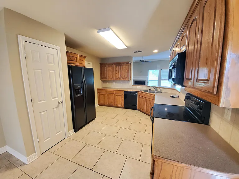 208 Amanda Ct — Photo 4