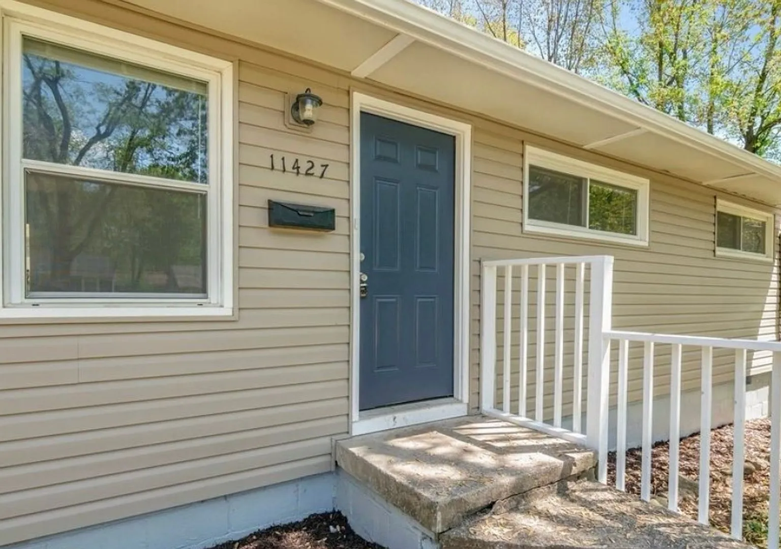 Charming 3 Bed / 1 Bath Home with 1-Car Garage in South Kansas City! — Photo 2