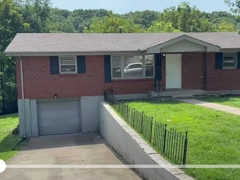 107 Oliphant St — Photo 1
