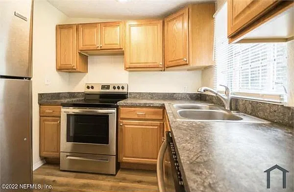 3 bed, 1024 sqft, $1,700 — Photo 3