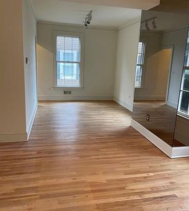 3rd image of 33 Murray Hill Sq