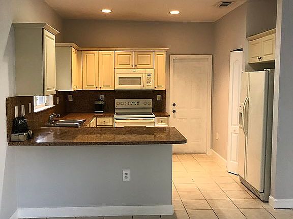 Spacious kitchen 