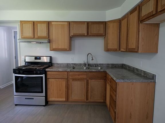 3rd image of 907 Crystal Dr