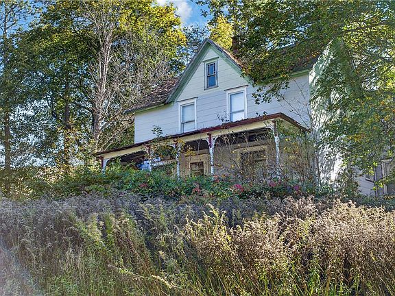 2nd image of 418 Lake Rd