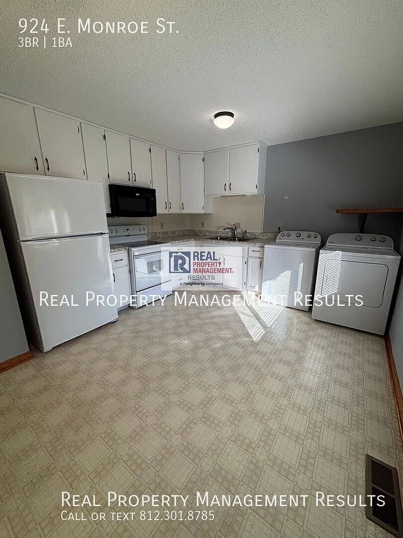 Welcoming Home with Eat-In Kitchen & Versatile Bonus Room — Photo 4