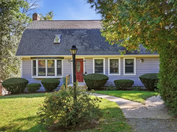 221 Pierce Rd, West Brookfield, MA 01585