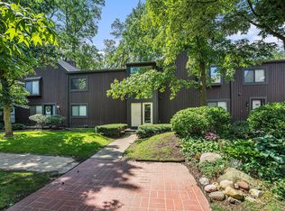 214 Lochcarren Ct APT D, Kalamazoo, MI 49006