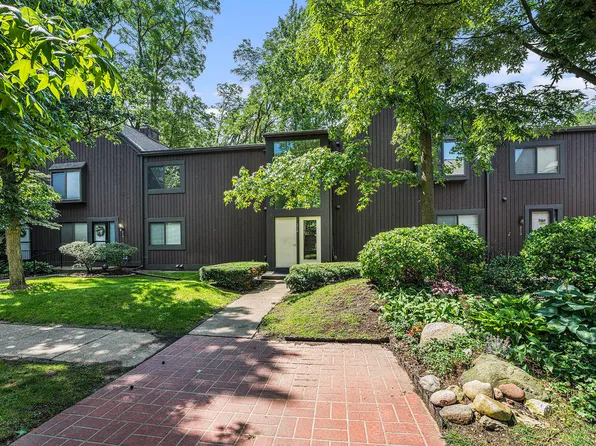 214 Lochcarren Ct APT D, Kalamazoo, MI 49006