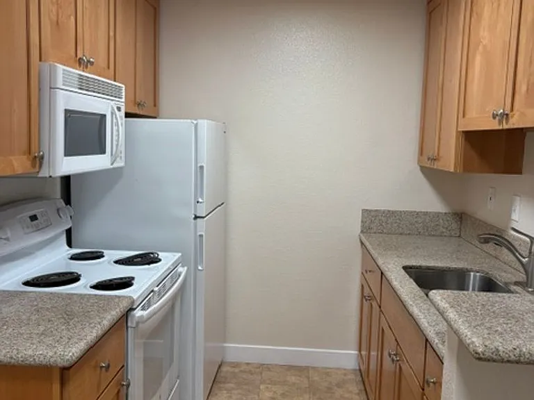 Georgia Manor — Photo 22