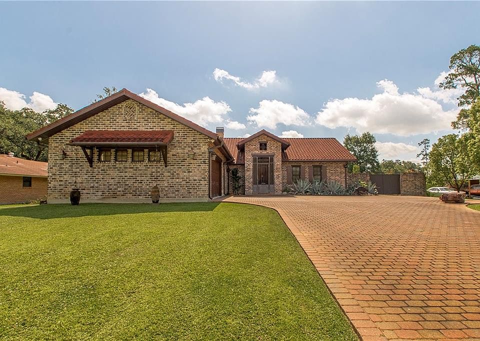 1st image of 106 College Dr