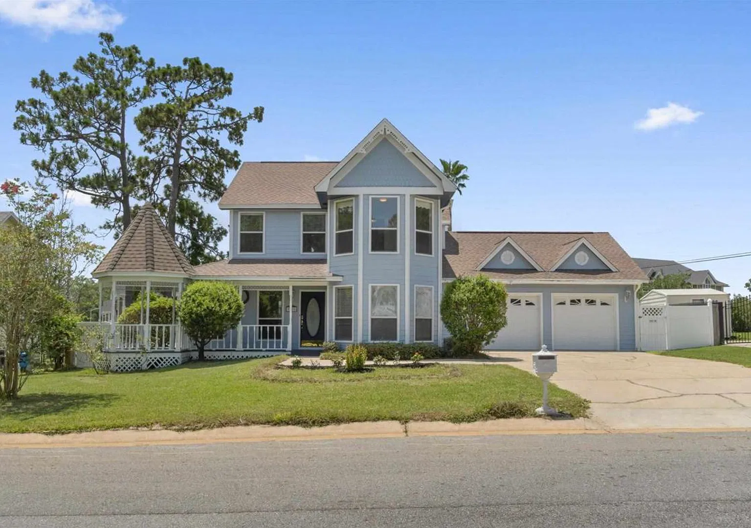 Victorian Style Home with Pool, near UWF Coming Soon! — Photo 1