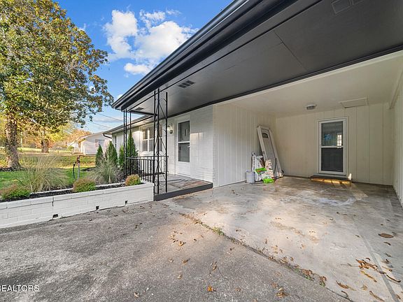 3rd image of 1501 Maple Dr