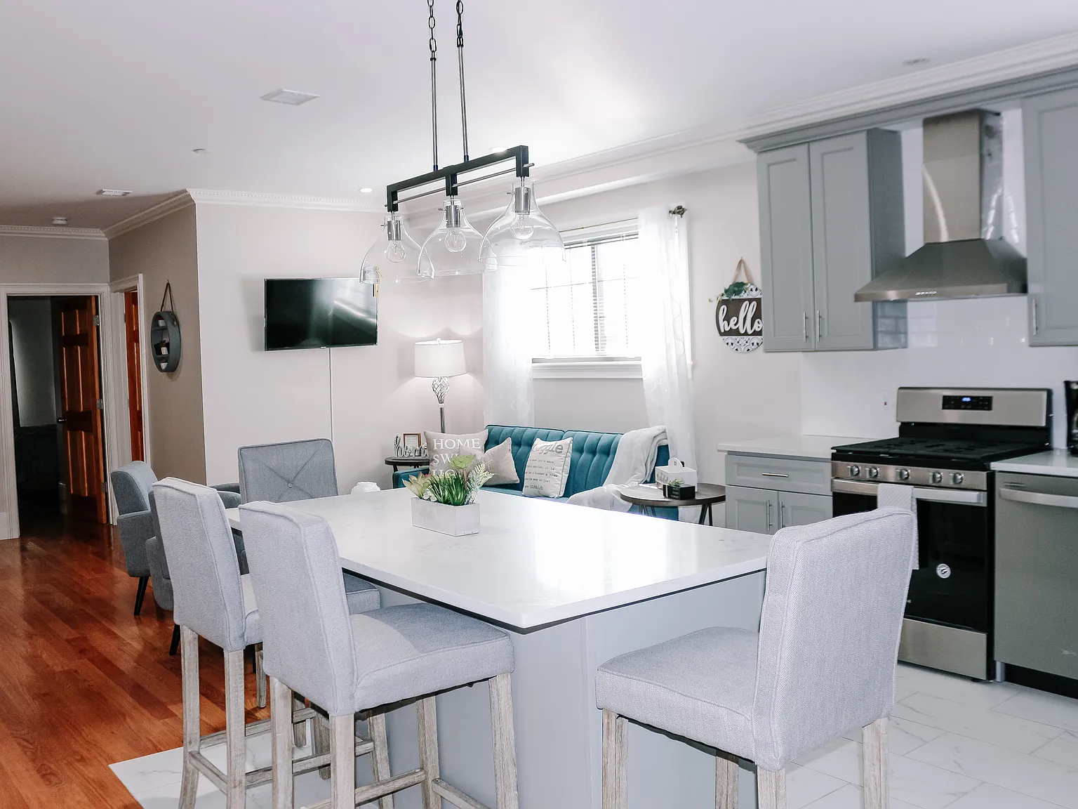 2 bed, 932 sqft, $3,700 — Photo 3