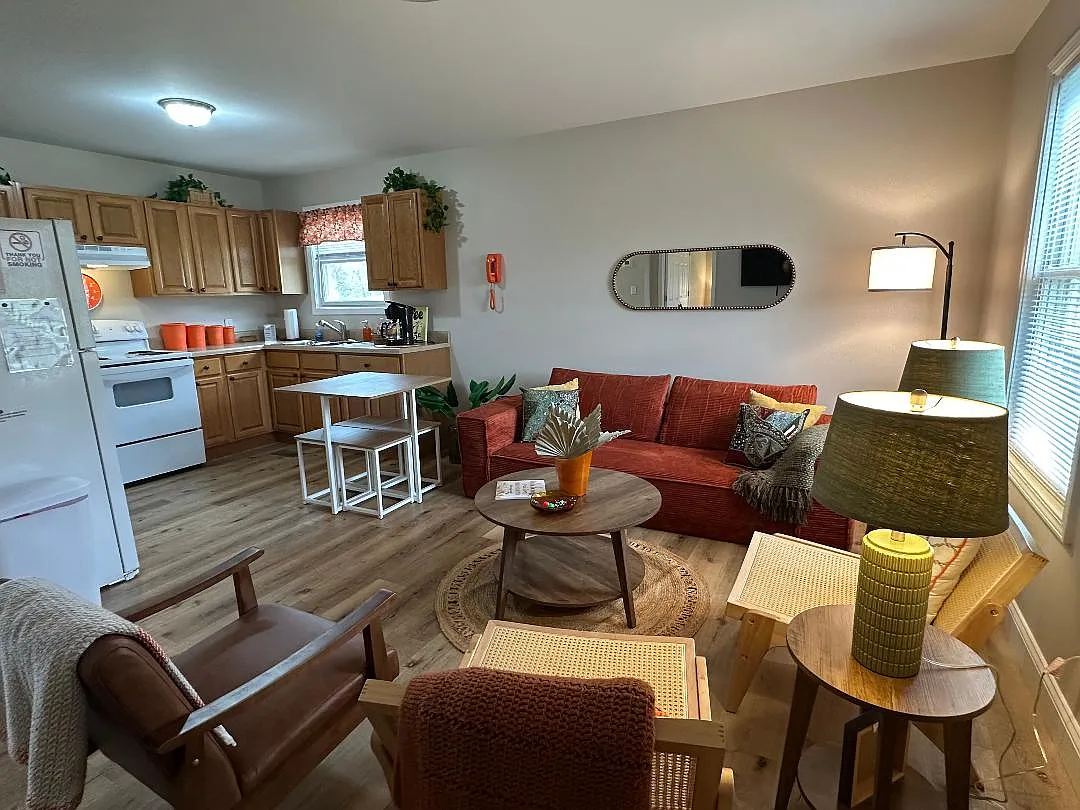 3 bed, 900 sqft, $2,600 — Photo 3