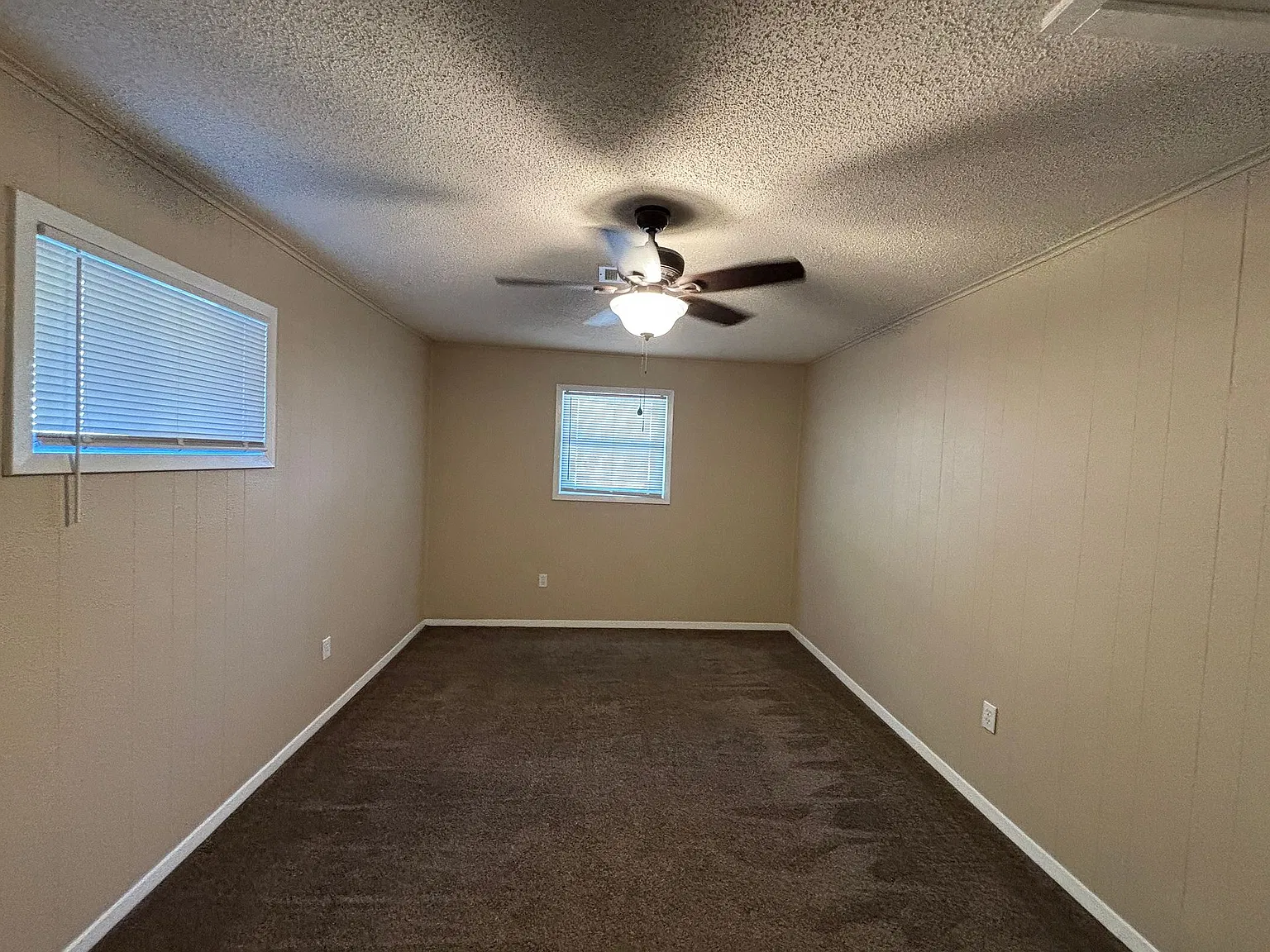 413 Lindenhurst Dr — Photo 3