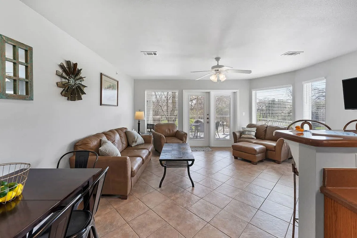 3 bed, 2.0 bath, 1194 sqft, $5,250 — Photo 2