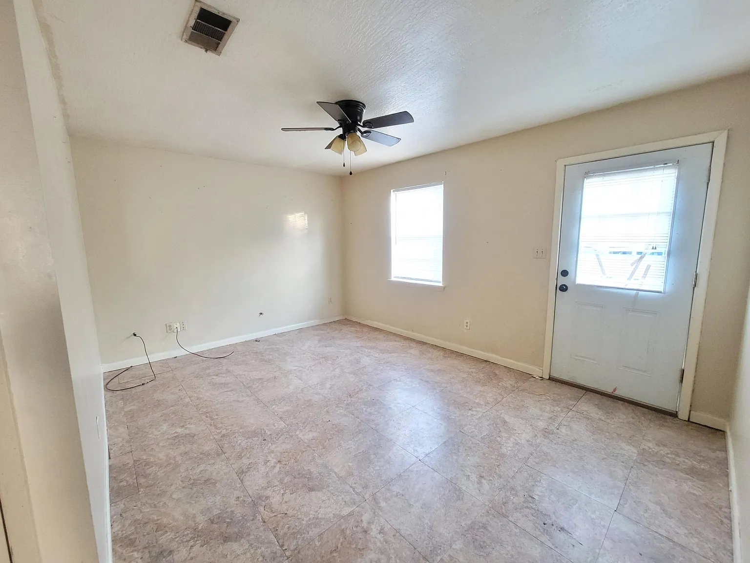 3 bed, 1229 sqft, $985 — Photo 3