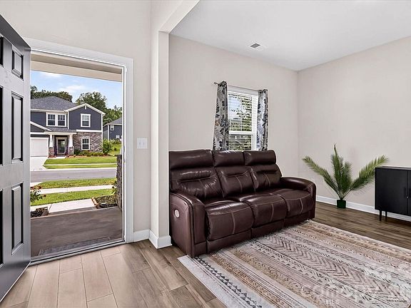 5th image of 1041 Red Apple St
