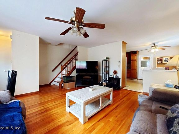 4th image of 59 Zoe St