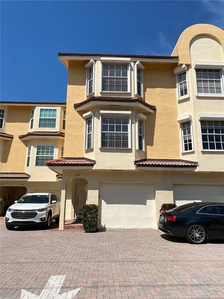 3 bed, 3.0 bath, 1877 sqft, $6,150 — Photo 1