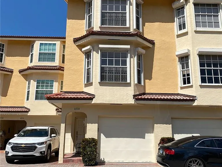 4230 N Ocean Dr — Photo 3