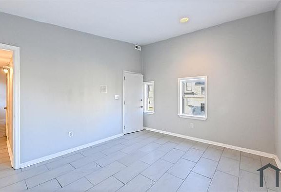 3rd image of 1436 W Baltimore St APT 3