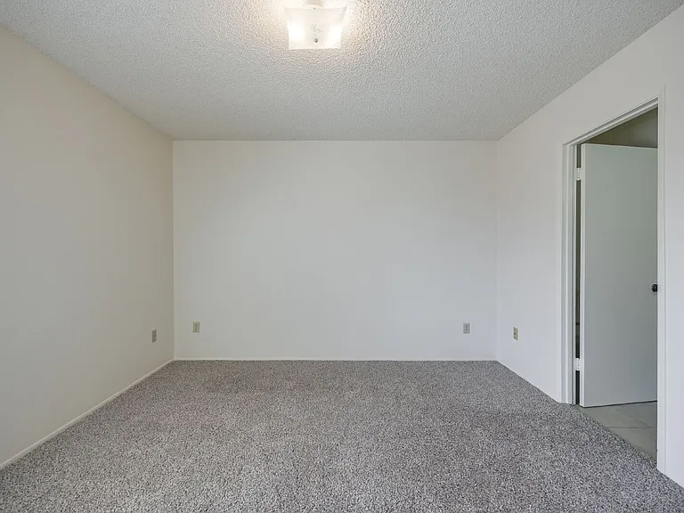 1021 W Perdew Ave — Photo 22