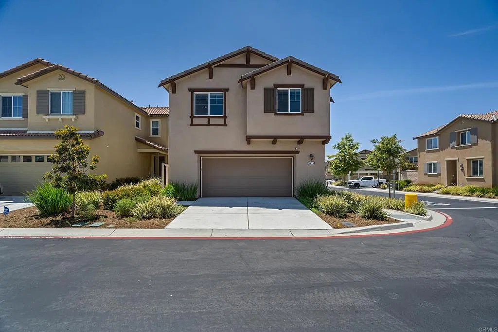 4 bed, 2043 sqft, $4,300 — Photo 2