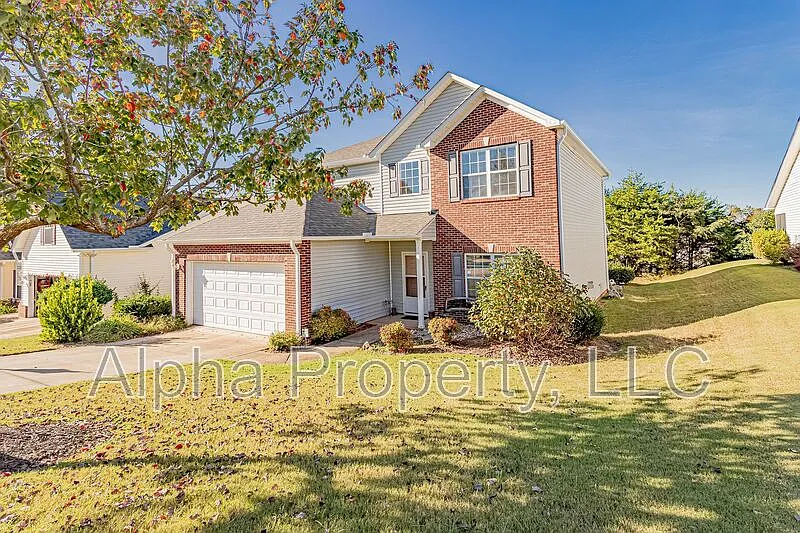 4 bed, 2.5 bath, 2500 sqft, $1,695 — Photo 3
